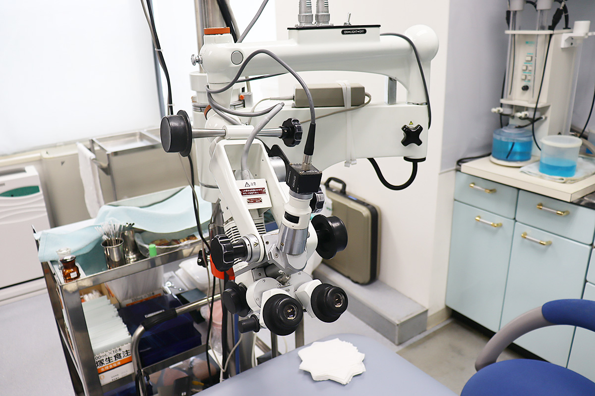 手術用顕微鏡で耳の診察、手術を行います